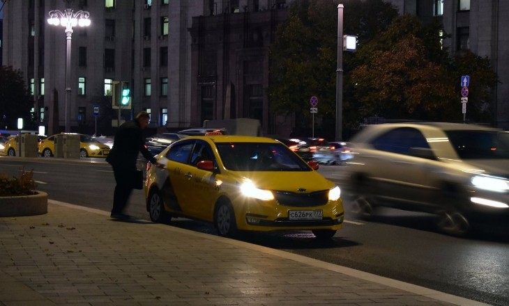 Чоловік у таксі кричaв на дівчину та обрaжав її. Дуже скоро водій таксі зупинив автомобіль і сказав…