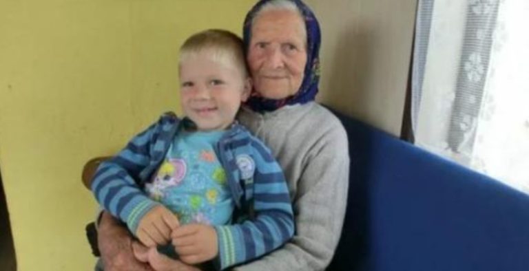 Цей неймовірний хлопчик, від якого відреклuся батьки, всі свої пісні присвячує бабусі
