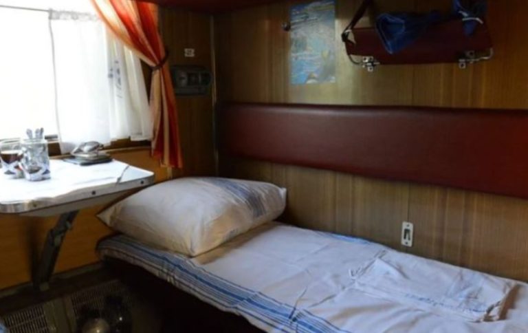 Я їхала поїздом, коли в купе увійшли мама із сином. Вже хотіла заснути, як раптом почула їхню розмову. Сумні слова хлопчика досі дзвонять у моїх вухах