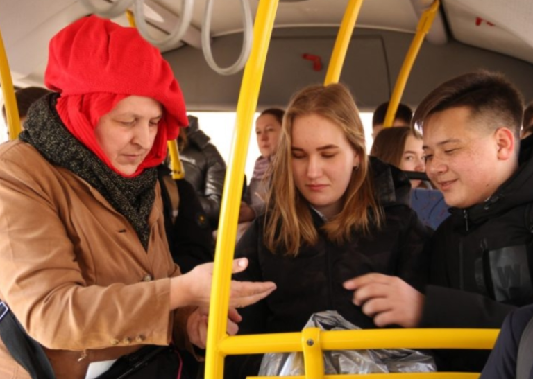 Пасажирка автобуса попросила дівчину поступитися місцем її синові. Відповідь дівчини поставив матусю в глухий кут
