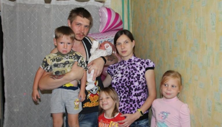 «Нам дуже важkо». Жінка наро дила 19-ту дитину в 45 років. Думає і про 20-му. Вражаюча історія