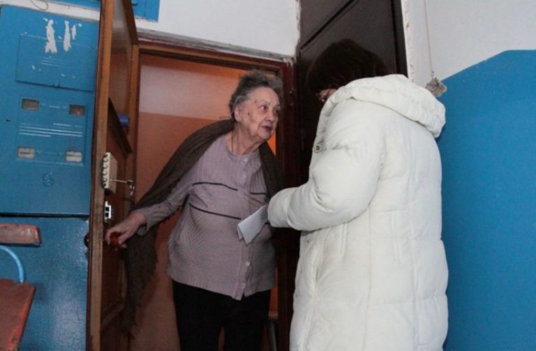 Відчинивши двері, я знайшла там незнайому жінку. Мені довелося впустити її в будинок, оскільки вона виявилася родичкою мого чоловіка. Я й подумати не могла, як складуться наші з нею стосунки