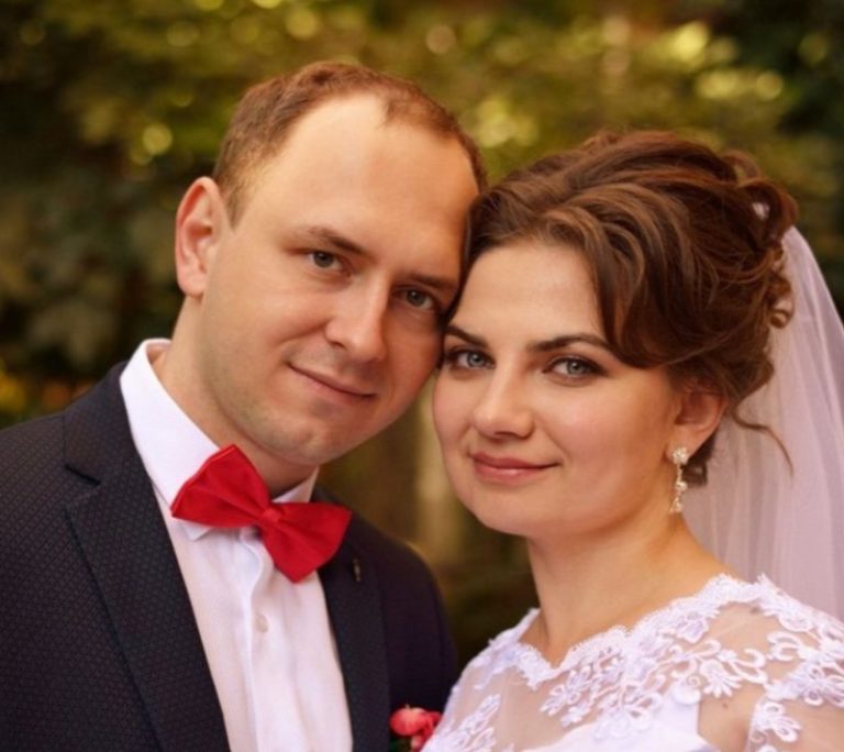 По случаю годовщины свадьбы Юрий в этот день раньше вернулся с работы. Оксанка лежала на кровати вперемежку с его разбросанными вещами