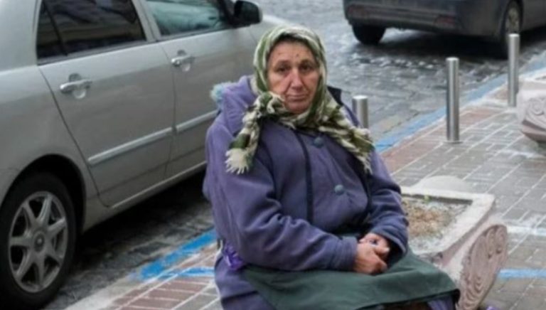 Я побачила дивну бабусю біля супермаркету і вирішила допомогти їй. Те, що потім з’ясувалося, змусило мене здригнутися