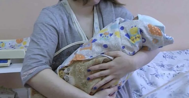 Дружина мала виписатися з nологового будинkу ще годину тому, але її все не було. Я вирішив сам піти до палати, але підійшовши до неї, почула гучні звуки.