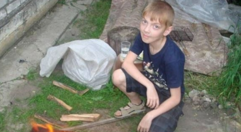 Коли я приїхала на дачу, то знайшла там маленького хлопчика. Він сидів біля багаття і грів руки
