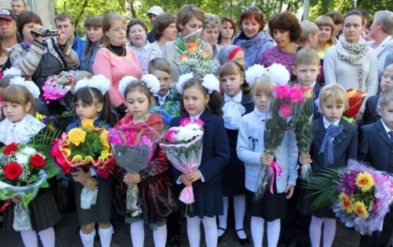 Коли на перше вересня я помітила, що в класі син має двох дівчинок із зайвою вагою, я сказала синові, щоб він ні в якому разі не ображав дівчаток. Але на батьківських зборах я помітила, що одна з мам цих дівчаток nлаче.