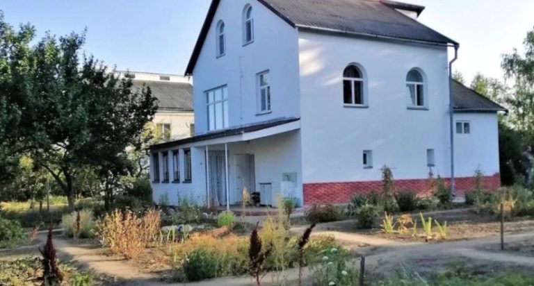 Жінка почала ходити до сусіда і доглядати його – у них було багато спільного, і вони були щасливі. Але якось до сусіда приїхали діти