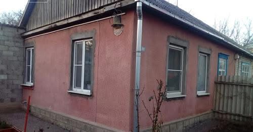 Алла вийшла з автобуса з важкими сумками в руках і пішла до дочки в гості. Жінка подзвонила у двері, але звідти вона почула чоловічий голос.