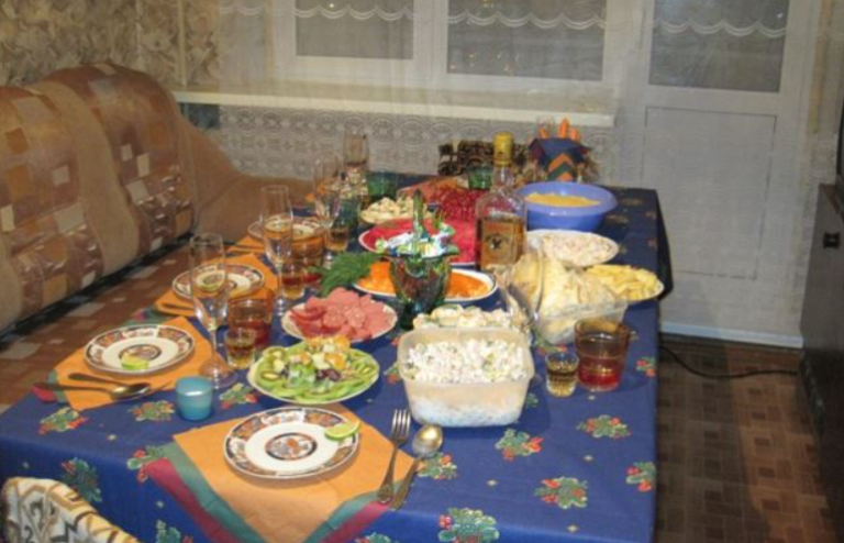 Мама посkаржилася мені, що сестра з онуками не хочуть з’їжджати з її квартири. Ми з чоловіком зрозуміли, що треба робити