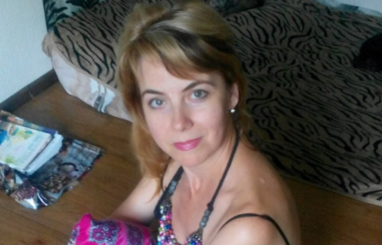 У дворі Віра помітила високого чоловіка, якого вона ніколи до цього не бачила. Коли Віра дізналася хто він такий, була ошелешена