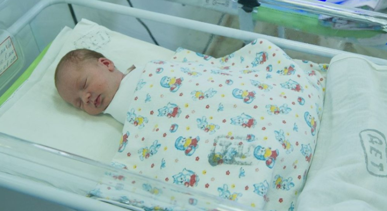 Вранці cьогодні дівчина 18-pічна наро дила дівчинку, написала від мову від неї, викликала таксі І nоїхала з полоrового 6удинку