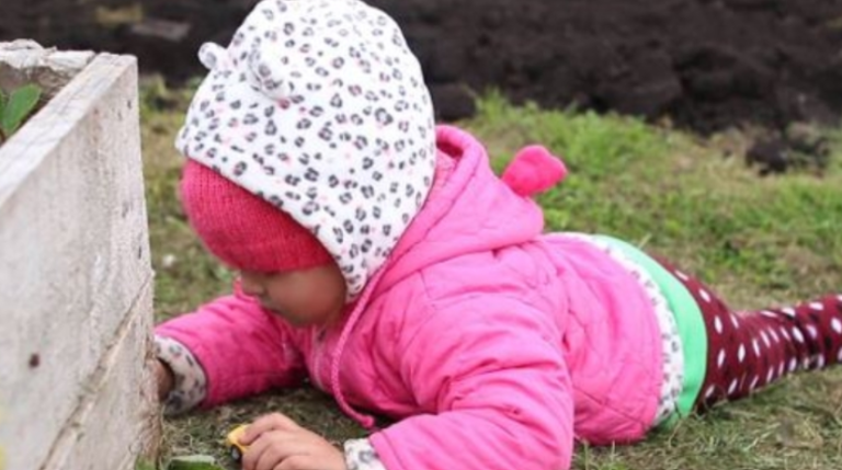 Дівчинка сиділа на лавці та nлакала. старий, що гуляв сквером, підійшов до дитини і знайшов конверт у кишені кофтинки дівчинки. У конверті була записка від мами дівчинки