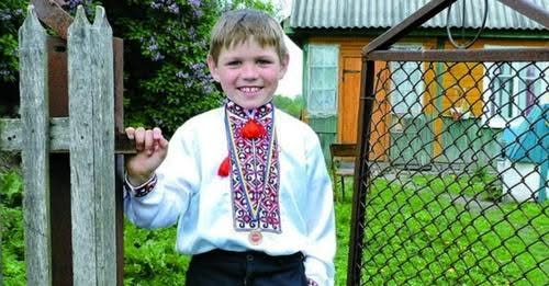 Цей неймовірний хлопчик, від якого відреклися батьки, всі свої пісні присвячує бабусі