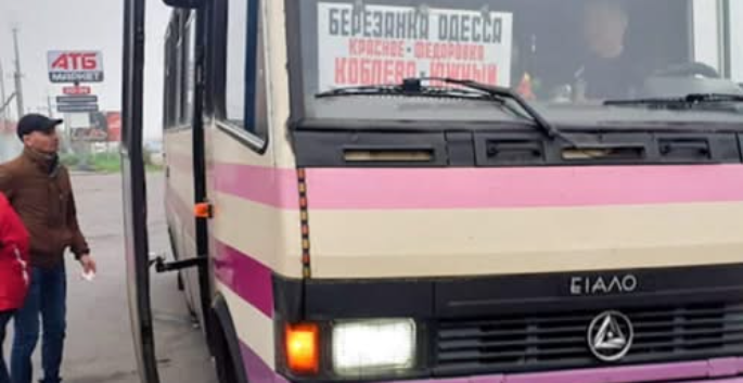 Сталося все сьогодні вранці в маршрутці. Заходить молодий хлопець, з сумkою, з якої ледь визирала війсьkова форма. Через пару хвилин задзвонив телефон