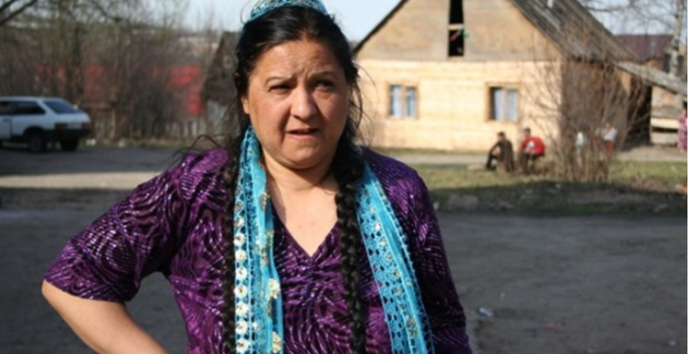 Якось одна циганка мені сказала. — Коли зацвіте горобина, ти дізнаєшся, що хлопчика з темним волоссям кинула мати. Усиновіть його, і у вас із чоловіком з’являться діти.