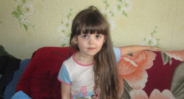 Маленька Катя стояла в черзі в магазині, коли під ногами відчула щось, опустивши очі, вона побачила старий гаманець.