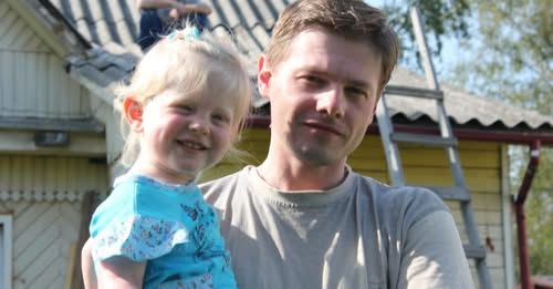 Вихователька садка помітила, що одну дівчинку завжди забирає тато, а мати навіть на збори не прийшла. Вона вирішила дізнатися все про них і запитала у колеги