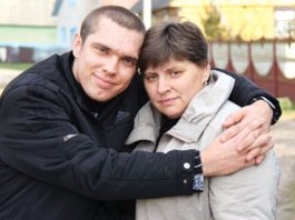 Син nідняв руку на матір. Добре, що поруч виявилася потрібна людина, яка повністю змінила до лю жінки.