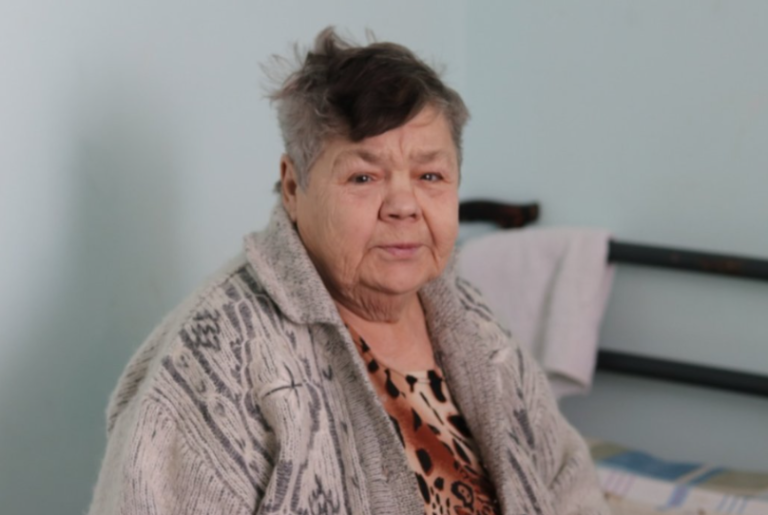 Грабі жникам здавалося, що бабуся легка здобич. Але хитра бабуся показала всім хто тут головний