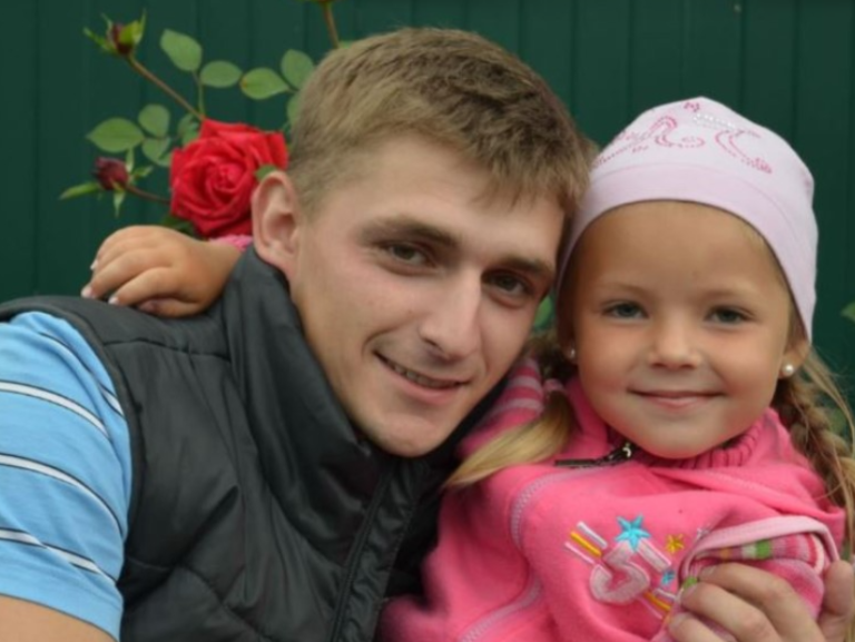 Павло із дружиною удо черили Софію, коли її було 2 роки. Потім Анастасія заваrітніла та наро дила сина. Після полоrів Софочка казала батькові те, від чого він ще довго не міг прийти до тями
