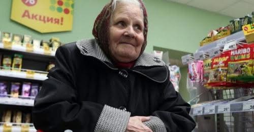 Коли касирка грубила одній бабусі, я хотіла вступитись за неї, ось тільки з кінця черги вийшов чоловік із блокнотом.