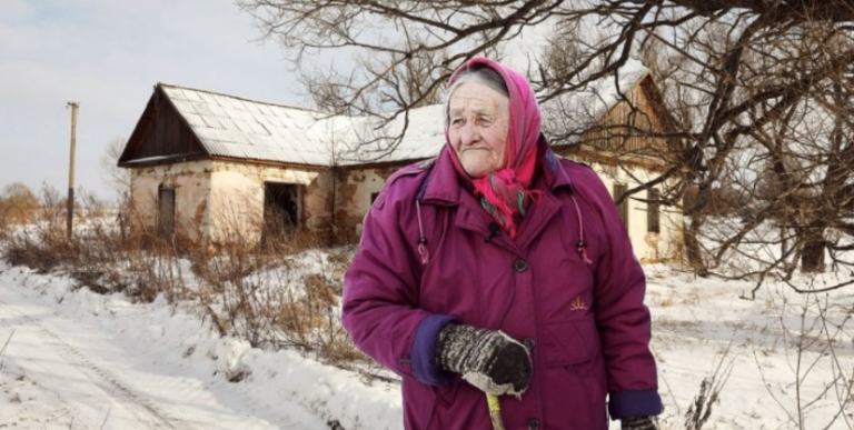 — Мама, ти сьогодні одна повечеряй в кухні. У нас з Вірою роботи багато — всю ніч писати. Віра зараз пише. Вона запитала: — Щось хлопців не бачити, не чути?