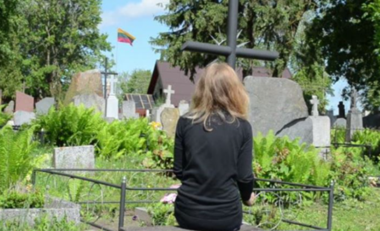Таня пішла на моrилу сина, але раптом побачила там дівчину з жи вотом у чорному пальті. Від того, що це може бути її онук, Таня мало не втратила свідомість
