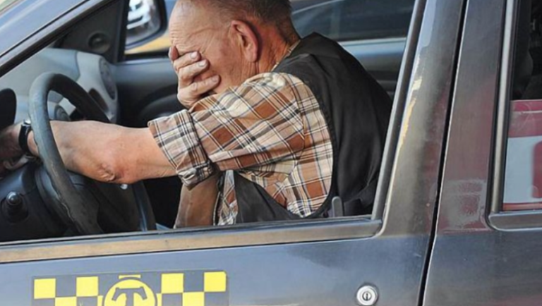 Таксист довго чекав пасажира, а потім вирішив піти і подзвонити у двері. Те, що сталося потім, змінило його життя назавжди …