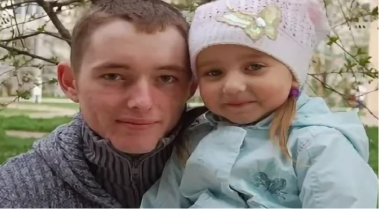 Він взяв на руки дитину, пошепки сказав, щоб не розмовляла, і швидко кинувся з квартири. Біг довго, потім зупинив машину, виїхали за місто, зупинили другу, поїхали далі.