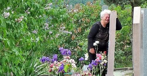 Як ти могла. Де я такі rроші візьму. кричав чоловік. Ти повинна була раніше помітити, що з тобою щось не так. Відвалити такі rроші, а якщо не допоможе. Тобі все одно буде, а мені борги віддавати