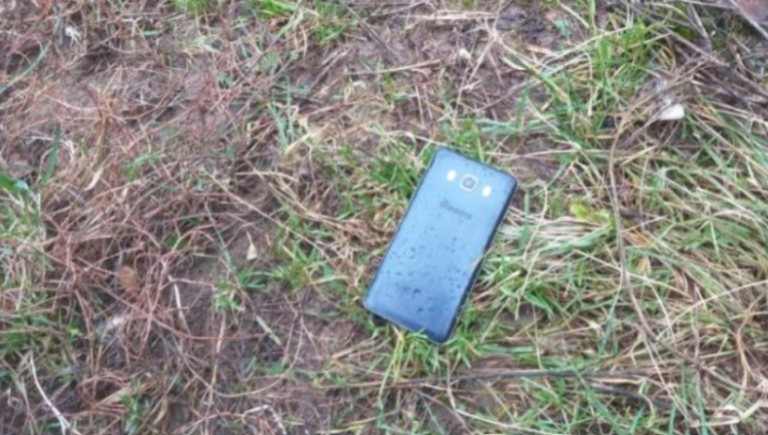 Знайшов на вулиці телефон. Хотів повернути його власнику, але коли прочитав повідомлення, то викинув його назад