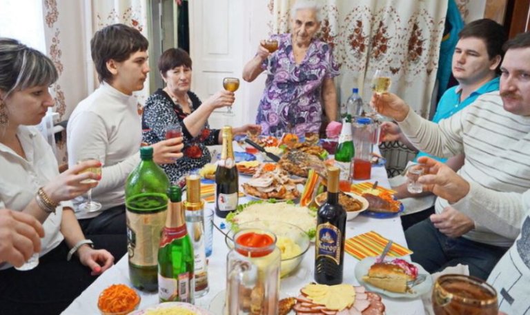 “Ми приїдемо до вас на тиждень” – сказала моя родичка по телефону – о 7 ранку. Я не розгубилася і знайшла спосіб заспокоїти нахабну родичку.