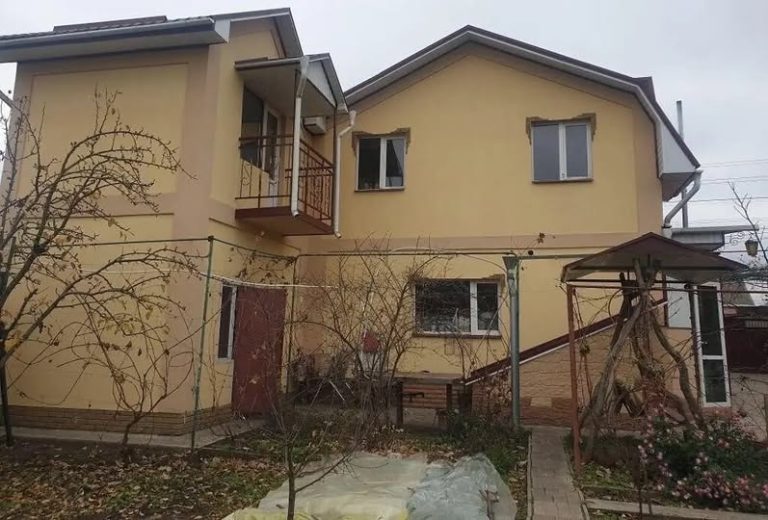 – Доню, вам треба продати свій будинок. – З чого це раптом? – Як з чого? А де Світлана жити буде? Світлана – моя молодша сестра, вона молодша за мене на 10 років