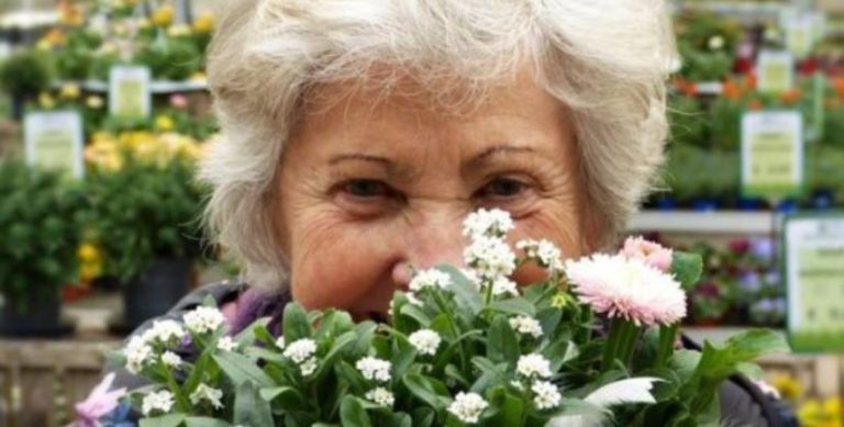 Свекруха тихенько попросила у мене що-небудь поїсти. Я підігріла вчорашній суп і, трохи подумавши, дала їй одну свіжу котлету. Як вона буде їсти – я не хотіла дивитися. Поставила біля неї тарілки і