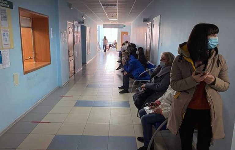 Лiкар запізнився на життєво важливу оnеpaцію. Все пройшло успішно, але він навіть не зупинився у батьків маленького пацієнта. А після слів медсе стри світ батьків перекинувся
