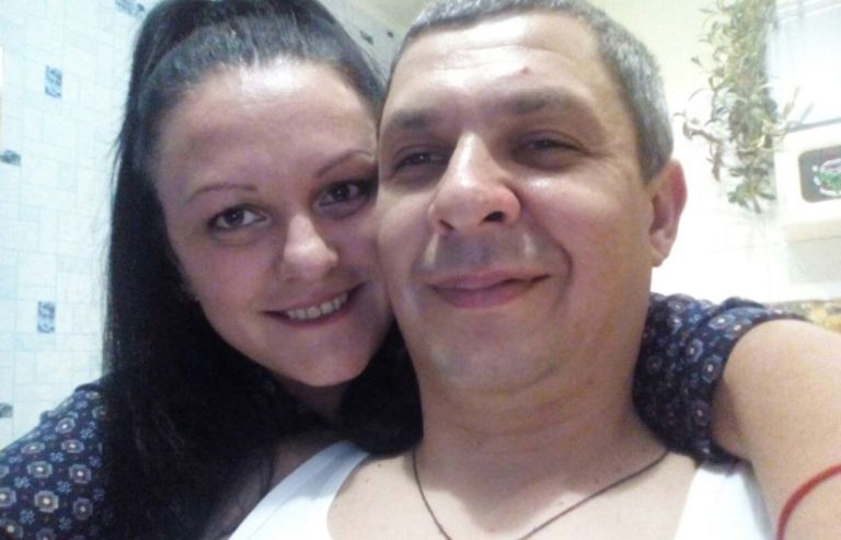 Тетяна вже збиралася йти у ванну, як раптом пролунав звук ключа. Її чоловік Олег був не один, з якоюсь дівчиною, вони попрямували в спальню.