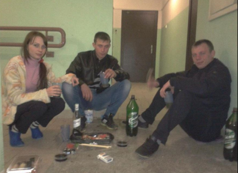 Їй було 30. Вона йшла на нічну зміну, на підлозі хропів чоловік після «застілля», а дочка тримала її за пальто і плакала: — Не йди!