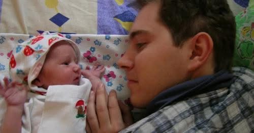 Його крихти Ярослав і Яна так і нe дізнаються маминої ласки. Уже місяць, як Олександр поодинці займається своїми нов народженими дітьми.