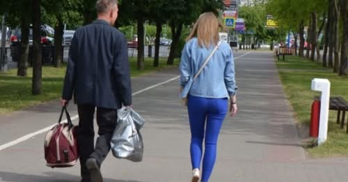 Раптом до Тетяни підійшов незнайомий чоловік. Тетяна зупинилася і глянула на нього. Йому було років сорок, і він був дивно одягнений. Він запитував у неї щось неймовірне