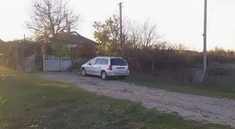 Катя напередодні дня народження повідомила, що хоче познайомити батьків зі своїм хлопцем. Вадим остовпів, коли побачив, хто зайшов в будинок. Ось і прийшов час розповісти їй всю правду. Він знав: рано чи пізно це станеться, але ніколи навіть не міг подумати, що при таких обставинах.