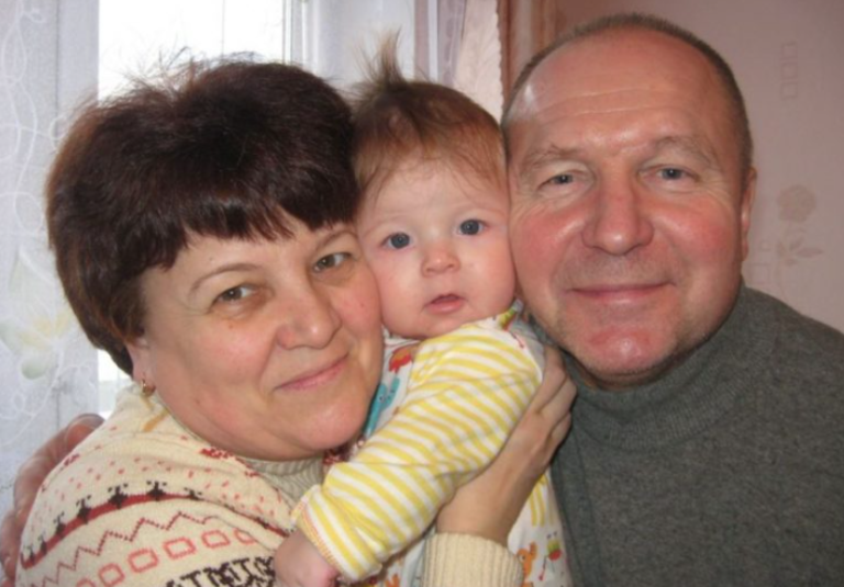 Наша донька в один день просто взяла і втекла зі своїм хлопцем в інше місто, а через рік зателефонувала і сказала таке, що у нас з чоловіком волосся дибки встало