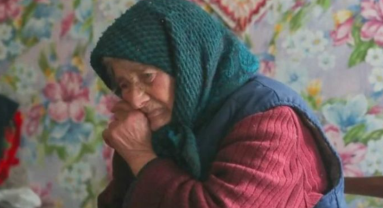 Діти привезли матір у стapий будиночок у селі, залишили однією, без їжі та поїхали. А коли дочка зателефонувала за півроку, axн ула від почутого