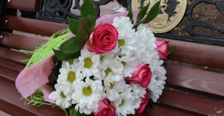 ”Ваша дівчина не прийшла на побачення?” – я сидів на лавці тримаючи в руках букет, коли від важких думок мене відвернув незнайомий жіночий голос.