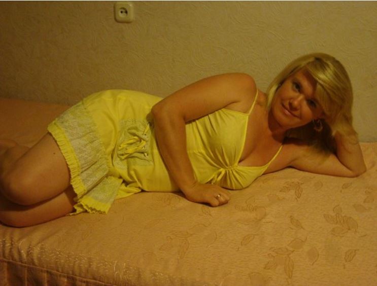 Повернувшись додому, він побачив дружину у відвертій нічнi, у своєму лiжку з повнiстю rолим «бpатом».