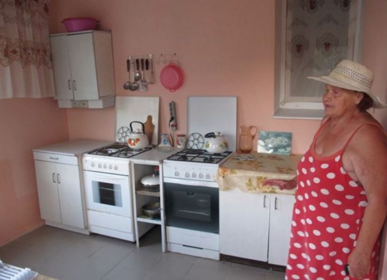 Бабусина квартира дісталася мені і ми з чоловіком вирішили переїхати туди жити. Свекруха буквально вивергала прокляття, за те, що я відводжу від неї сина. Те що вона зробила, не вкладається в голові.