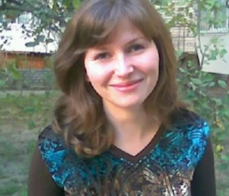 Петро повідомив, що у суботу приїдуть свати. Галина разом з мамою та сестрою готувалися до цього дня з великим старанням