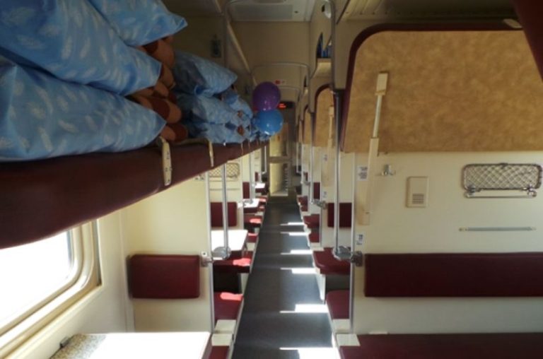 Коли хлопець покликав провідницю, щоб та вмовила мене поступитися своїм місцем бабусі, я вирішила поставити їх усіх на місце