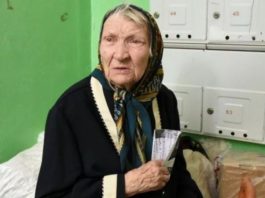 Коли син дізнався, що у мами вкрали усі гроші, акуратно виставив її з дому. Вона вирішила піти до дочки, але й там на неї чекав сюрприз