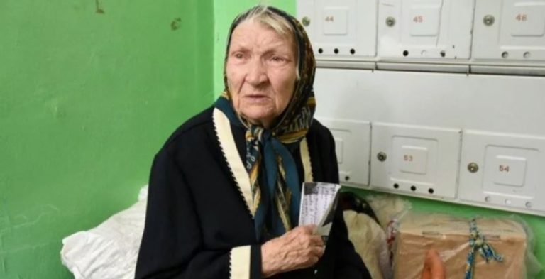 Коли син дізнався, що у мами вкрали усі гроші, акуратно виставив її з дому. Вона вирішила піти до дочки, але й там на неї чекав сюрприз